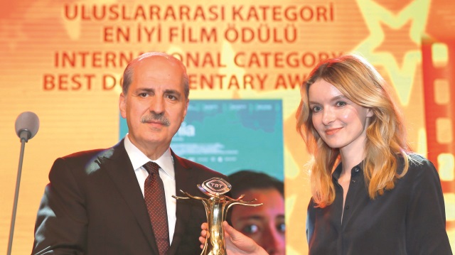 Uluslararası kategoride en iyi film seçilen Komünyon'un yönetmeni Anna Zamec- ka'ya ödülünü Numan Kurtulmuş verdi.
