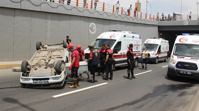 Şanlıurfa Haber: Şanlıurfa’da alt geçitte refüje çarptıktan sonra takla atan otomobildeki 2 kişi yaralandı.