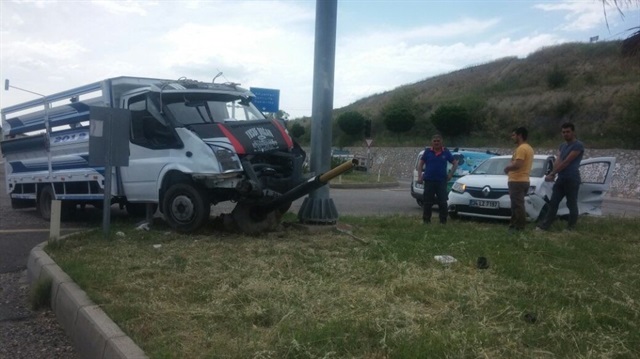 Adıyaman Haber: Adıyaman Kahta Karayolu Havaalanı Kavşağında otomobil ile kamyonetin çarpışması sonucu 2 kişi yaralandı.