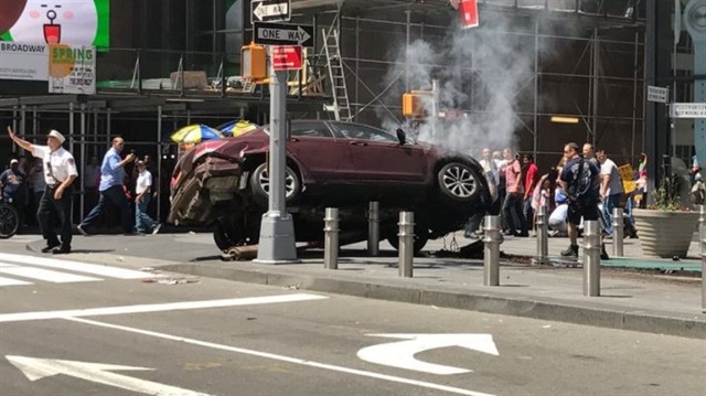 New York'ta araç yayalara çarptı.