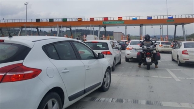 Osmangazi köprüsünden Bursa’ya 20 dakikada ulaşan İstanbullu sürücüler, gişelerde dakikalarca kuyruk bekliyor. 