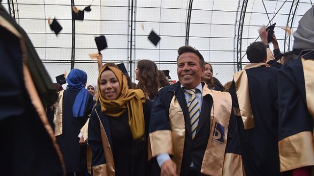 48 yaşındaki Mustafa Meydan, kızı Selin Meydan ile aynı üniversite ve bölümden mezun olmanın sevincini yaşadı.