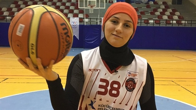 Merve Şapcı başörtülü lisanslı ilk kadın basketbolcu oldu.