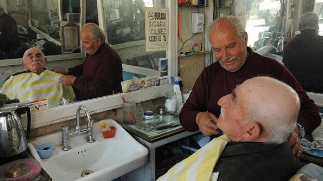 Abdulmecit Ağış, yaşlı insanların berberi, gençlerin ise kuaförü tercih ettiğini söyledi.