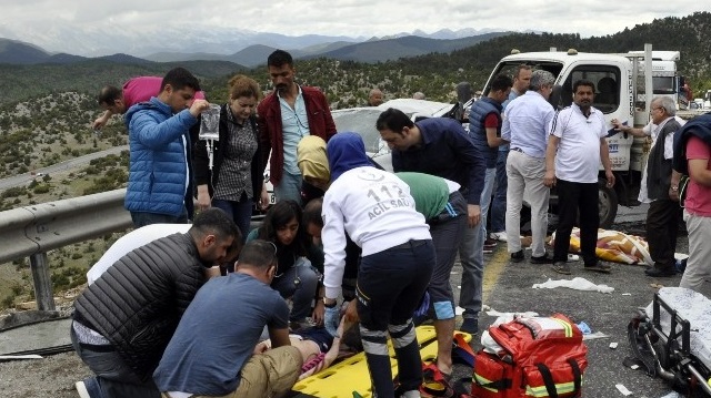 Konya-Antalya Karayolunda meydana gelen trafik kazasında, Antalya’ya tatile giden aileden baba ile kızı hayatını kaybetti, 3 kişi de yaralandı.
​
