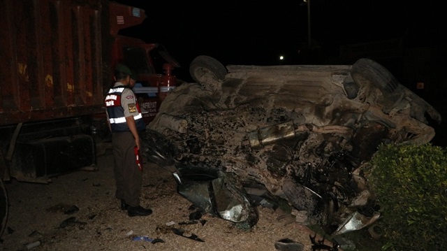 Adana Haber: Adana’da, direksiyon hakimiyeti kaybeden otomobil park halindeki kamyona çarparak durabildi. 1’i ağır 5 kişi yaralandı.