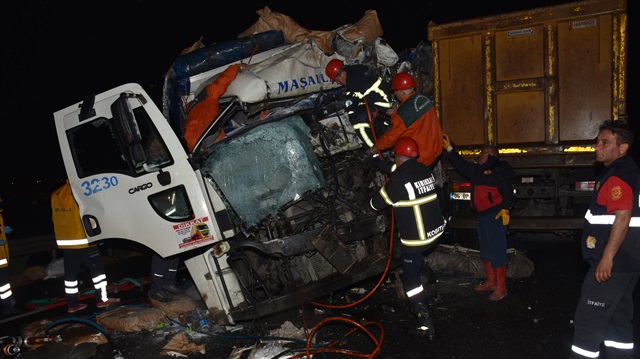 Kırıkkale Yerel Haber: Kırıkkale'de iki kamyonun çarpışması sonucu iki kişi hayatını kaybetti.