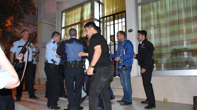 İzmir Karabağlar'da eski sevgilisinin pompalı tüfekle rehin aldığı kadın, polis tarafından kurtarıldı. Şüpheli, etkisiz hale getirildikten sonra gözaltına alındı.