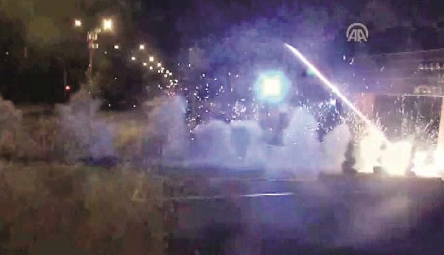 15 Temmuz gecesi saat 22.00 civarında başlayan FETÖ'nün darbe girişiminde ilk hedeflerden biri MİT personelinin bulunduğu bina olmuştu. Üniformalı teröristler, helikopterden ateş açmıştı. Vatandaşlar, ellerinde Türk bayraklarıyla darbecilere karşı MİT'e desteğe gelmişti.