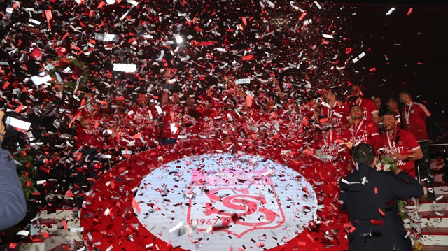 Sivasspor, TFF 1. Lig'i şampiyon tamamlayarak Süper Lig'e yükseldi.