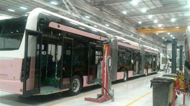 Pembe trambüslerin montajı yapılıyor