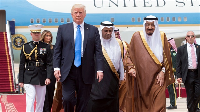 Kral Selman bin Abdülaziz el-Suud, Donald Trump'ı havalimanında karşıladı.