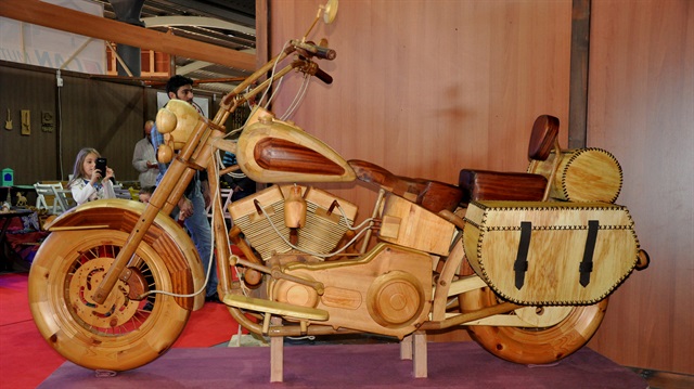 تركيا.. دراجة نارية خشبية تستحوذ على اهتمام زوار معرض للمصنوعات الخشبية
