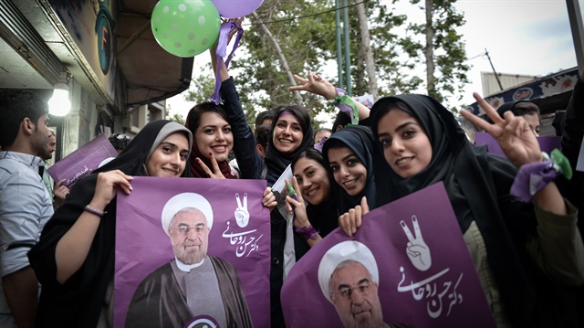 İran'da Ruhani destekçileri zaferi kutladı.