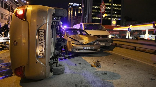 Beşiktaş'ta bir otomobil, seyir halindeki başka bir otomobilin üstüne düştü. 