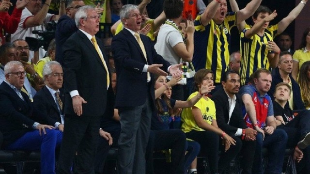 Fenerbahçe Başkanı Aziz Yıldırım, Euroleague finalinde hakemlerin kararı sonrası çılgına döndü.