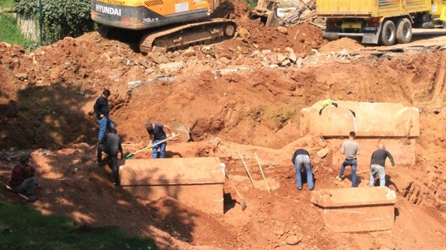 Kocaeli’nin İzmit ilçesinde geçtiğimiz ay İSU binasının temel kazısı sırasında lahit mezar bulundu. 