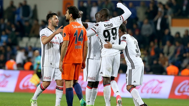 Beşiktaş, Süper Lig'de 71 puanla lider durumda bulunurken Başakşehir 64 puanla 2. sırada yer alıyor.