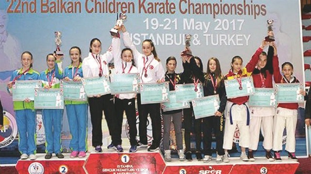 Çocuk karateciler 100 madalya ile şampiyon