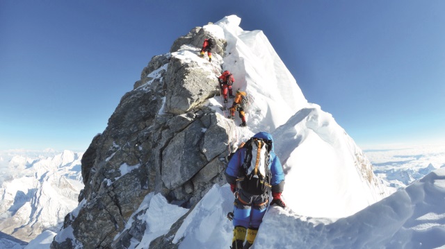 ​Everest’in zirvesi çöktü