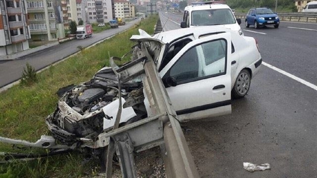 Bilecik Bozüyük Haber: Bilecik’in Bozüyük ilçesinde meydana gelen trafik kazasında bir otomobilin bariyerlere çarpması sonucunda aynı aileden 4 kişi yaralandı.
​