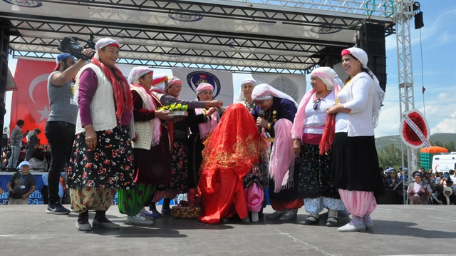 "رقصات وأهازيج وزفاف" في مهرجان أتراك "اليوروك" بموغلا

