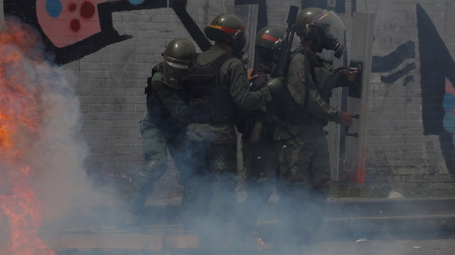 Venezuela'daki gösterilerde bir kişi ateşe verildi