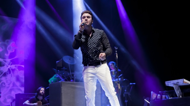 Mustafa Ceceli sahnede İbrahim Erkal'ın şarkısını seslendirdi.