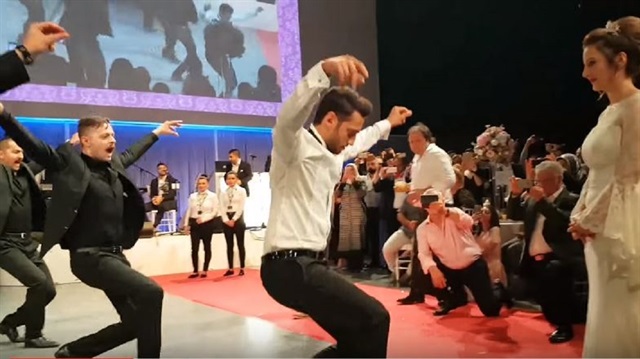 Hakan Çalhanoğlu'nun düğününde oynadığı Zeybek dansı büyük ilgi gördü.