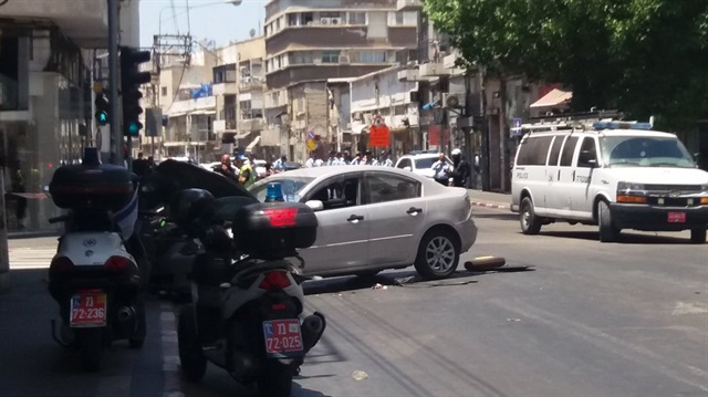 Tel Aviv'de, bir otomobil, kaldırımdaki yayaların arasına daldı. 
