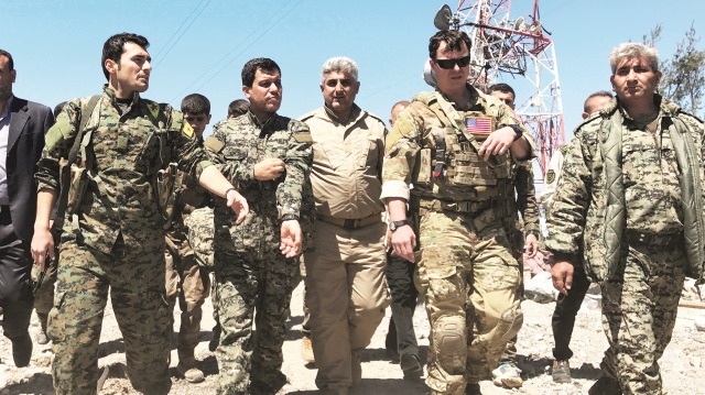 ABD ve PYD, Suriye’de ortaklığa devam ediyor. ABD komutanı, Türk ordusunun Suriye’deki Karaçok Dağı’nı vurmasının ardından YPG kamplarında incelemeler yapmıştı.