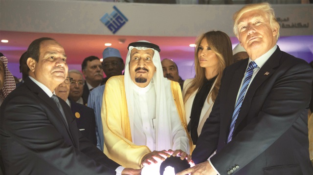 ABD Başkanı Donald Trump’ın Suudi Arabistan ziyaretinde ilginç görüntüler ortaya çıktı. Riyad’da kurulan “İtidal” Uluslararası Radikal Düşünceyle Mücadele Merkezi’nin açılışında üçlü, ışıklı dünya küresinin başında durdu. Bu kare, sosyal medyada olay yarattı.