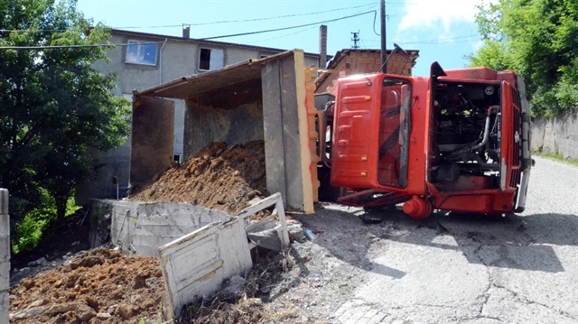 ​
Zonguldak’ta kontrolden çıkan toprak yüklü kamyon devrildi. Kazada 1 kişi hafif yaralandı.