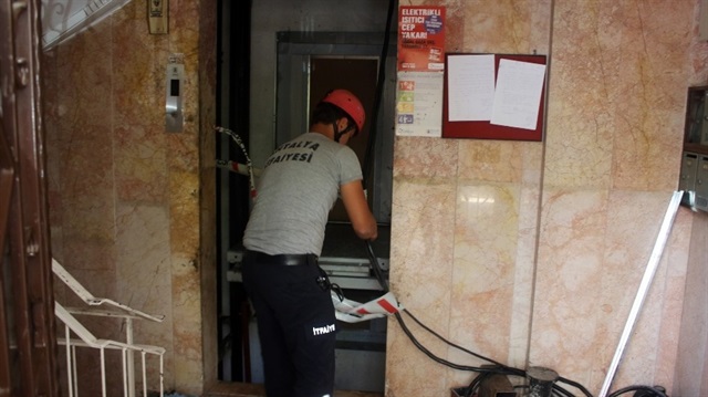 Antalya’da asansör kabin değişimi sırasında meydana gelen kazada bir işçi yaralandı.​
