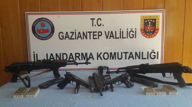 Jandarmanın Nurdağı'nda durdurduğu bir ticari araçta 2 kalaşnikof piyade tüfeği, 3 tabanca ve bu silahlara ait şarjör ve fişekler ele geçirildi.