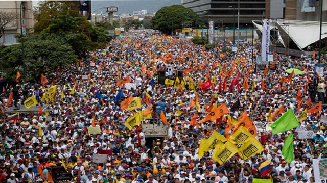 الرئيس الفنزويلي: المتظاهرون في كراكاس أحرقوا مؤيدًا للحكومة