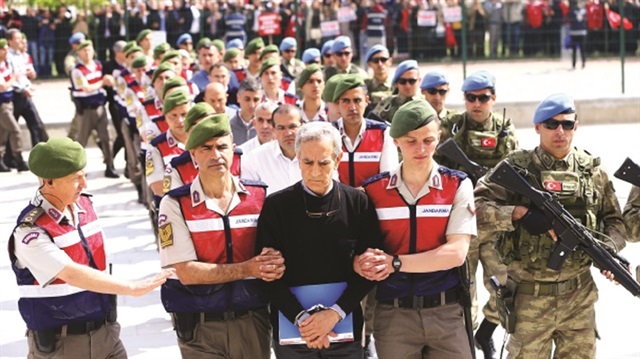 "إرهابيّون ومن يدافع عنهم إرهابيّ" هكذا هتفت عائلات ضحايا الانقلاب بوجه الانقلابيّين