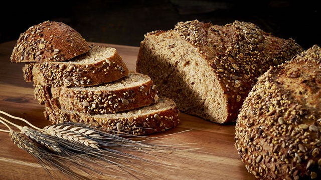 Diyet yaparken sağlıklı karbonhidrattan oluşan tam tahıllı ekmeklerle beslenmede mutlaka yer verilmeli.