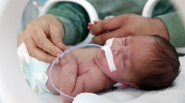 Gürkaş bebek, 2 ay Yenidoğan Yoğun Bakım ünitesinde tedavi edildikten sonra ailesine teslim edildi.