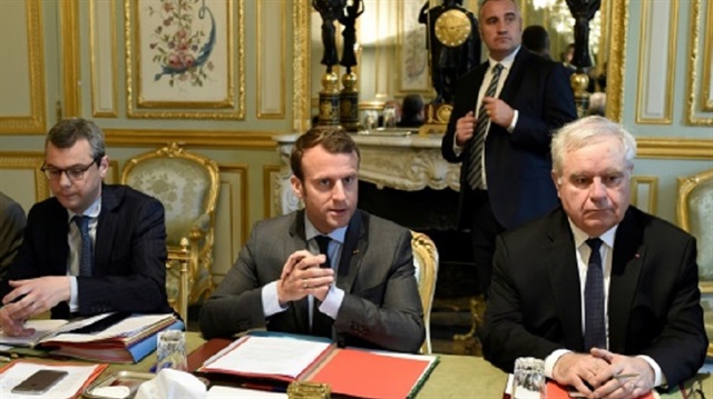 في أوّل اجتماع مع الأمن القومي الفرنسيّ ماكرون يطلب تمديد حالة الطوارئ