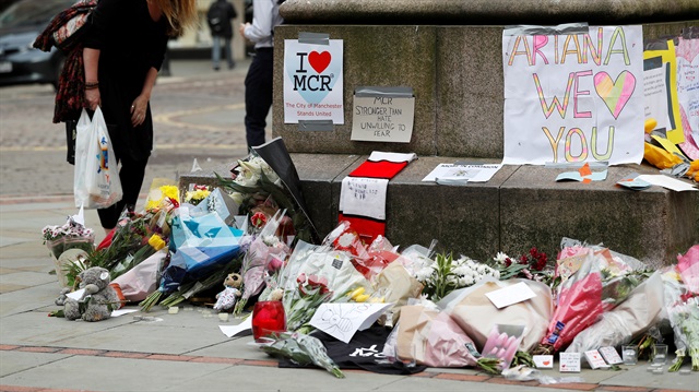 Manchester’daki saldırının olduğu yere çiçekler bırakıldı.