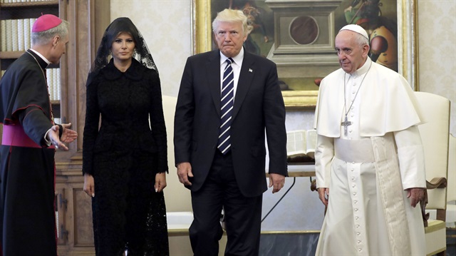 ABD Başkanı Donald Trump, İtalya’da Vatikan ziyareti kapsamında Katolik Kilisesi’nin ruhani lideri ve Vatikan Devlet Başkanı Papa Francis ile bir araya geldi.

