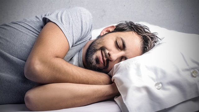 Uyku beyin gelişimi üzerinde önemli bir etkiye sahiptir. Uyku apnesinin belirtileri ise horlama, tanıklı apne, gündüz aşırı uyku halidir.