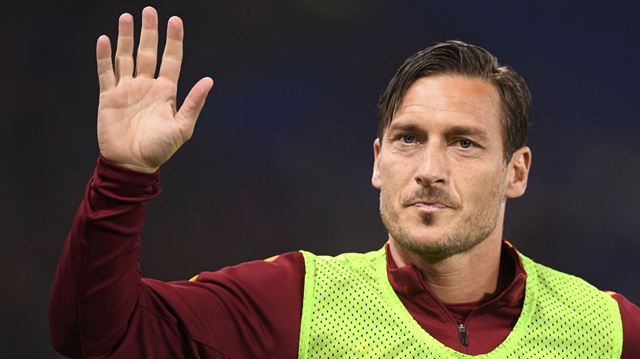 40 yaşındaki Francesco Totti, Roma'daki futbol kariyerine nokta koyacağını açıkladı. 