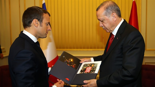 ​Cumhurbaşkanı Erdoğan, Fransa Cumhurbaşkanı Macron'a '15 Temmuz Darbe Girişimi ve Milletin Zaferi' konulu kitabı hediye etti.