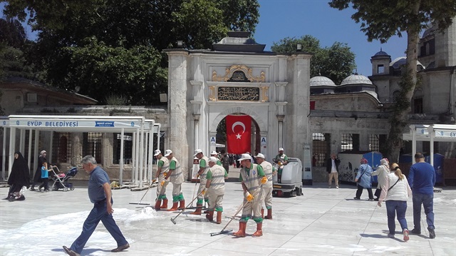 مسجد السلطان أيوب بإسطنبول يفوح بعطر الكعبة ويُغسل بماء الورد في رمضان