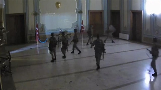 FETÖ'nün darbe girişimi gecesinde bir grup cuntacı asker İstanbul Valiliğini işgal etmişti. 