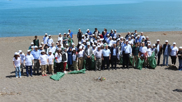 Çuhallı Plajı'nda Akçakoca Sosyal Bilimler, Barbaros ve Nene Hatun Kız Meslek liselerinden yaklaşık 50 öğrenci sahil temizliği yaparak çöpleri topladı
