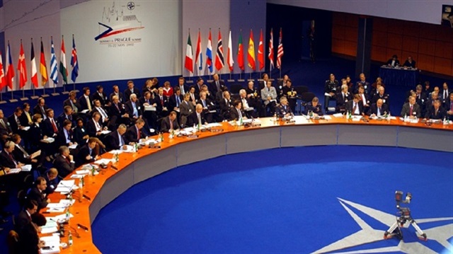 Belçika’nın başkenti Brüksel’de bugün üye 28 ülkenin liderlerini buluşturacak NATO zirvesinde Türkiye’nin Avusturya’ya uyguladığı blokaj gündem yarattı. 