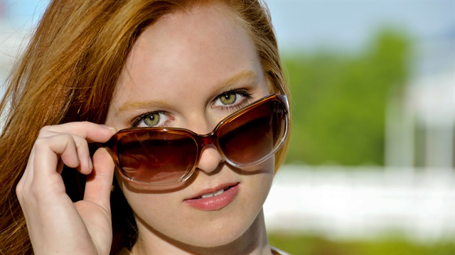 Güneş gözlüklerinin UV ışınlarına karşı koruma yüzdesinin yüksek olması gerekir.